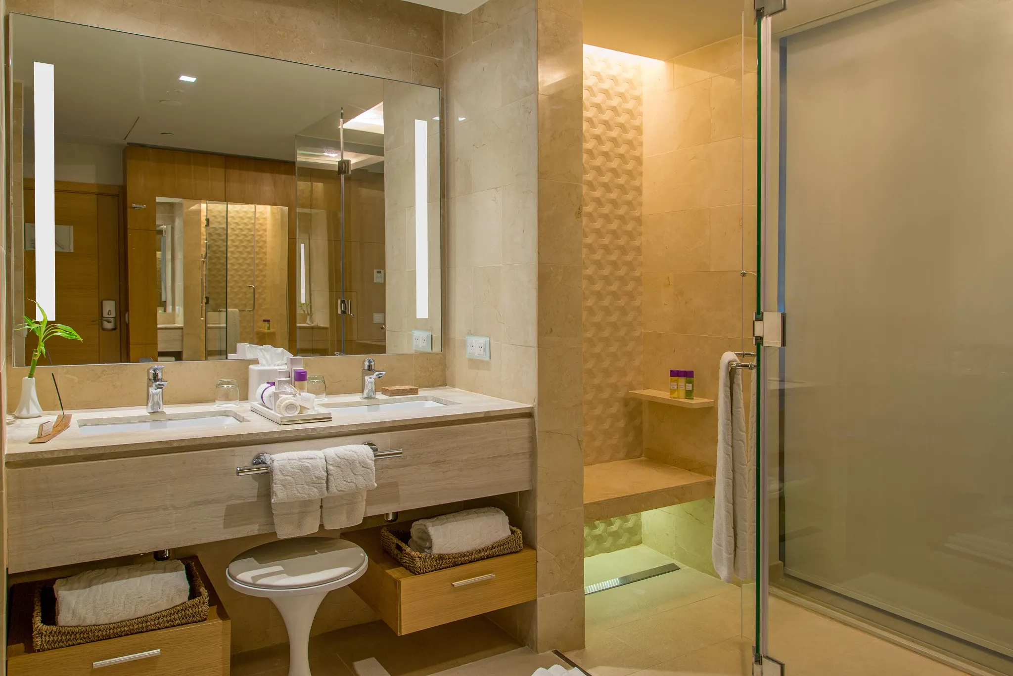 Allure Junior Suite Tropical View Bathroom