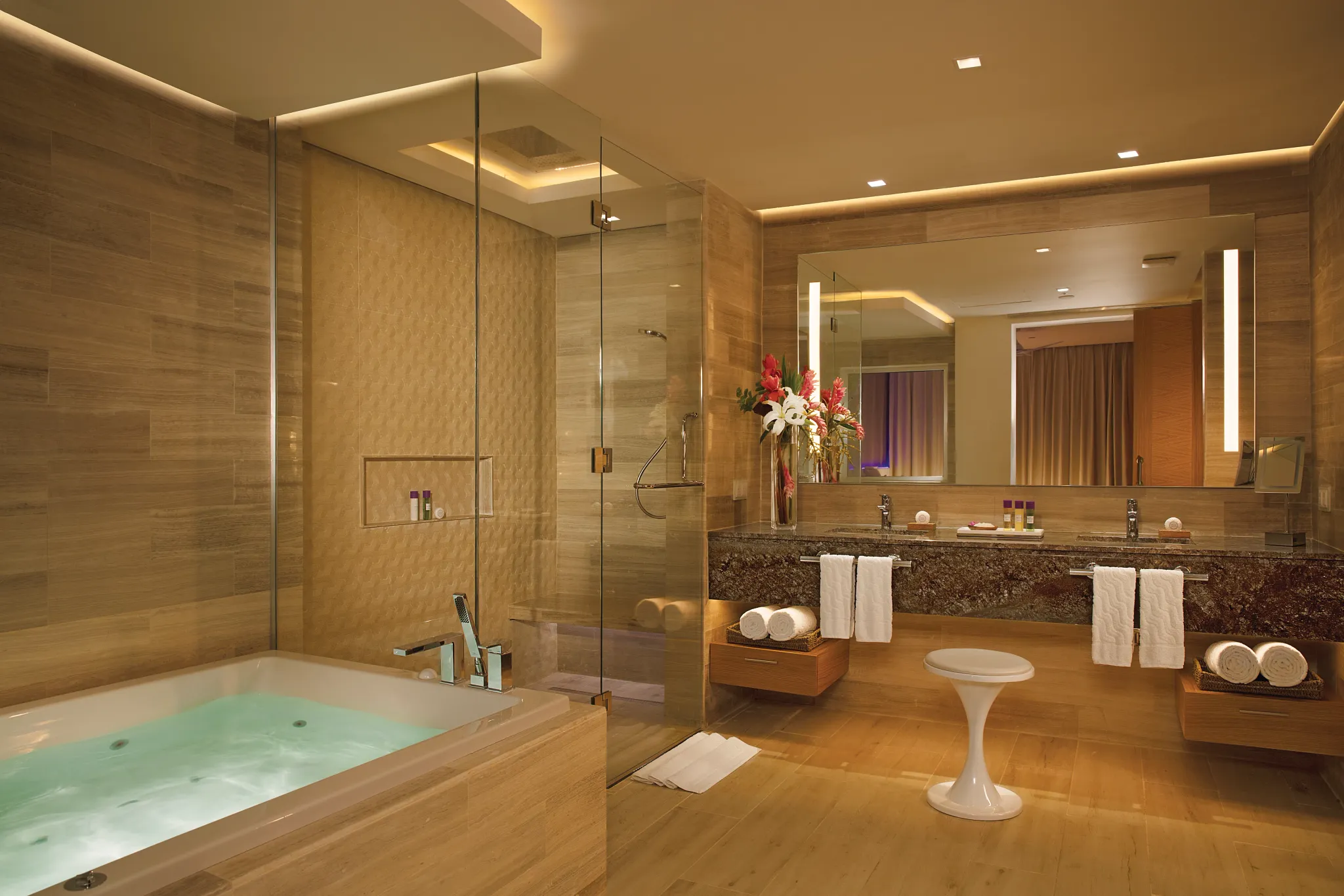 xhale Club Master Suite Swim Out Bathroom