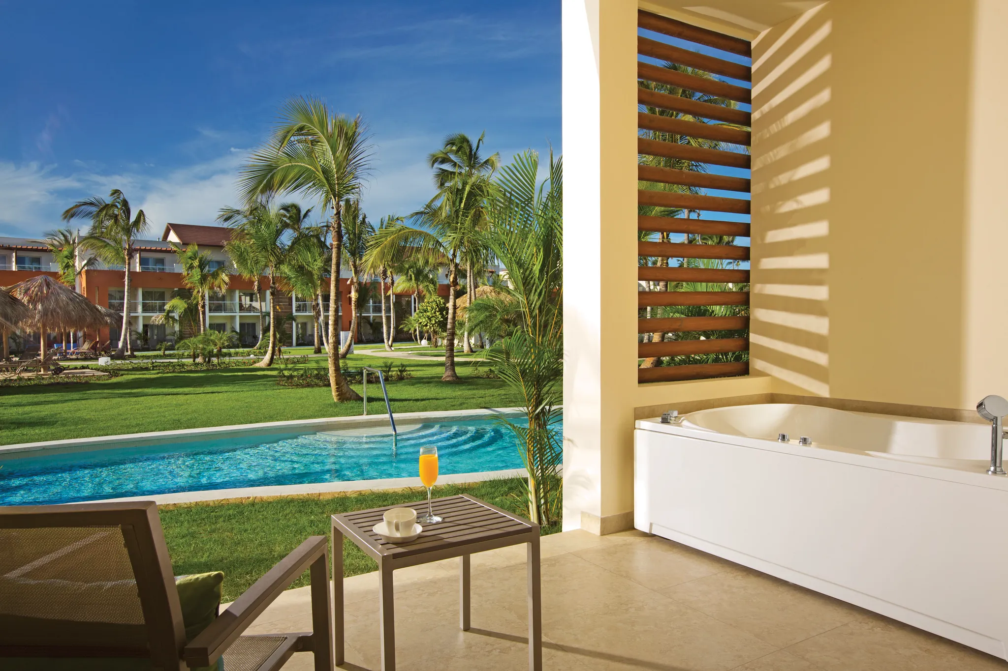 Allure Junior Suite Swim Up — Terrace