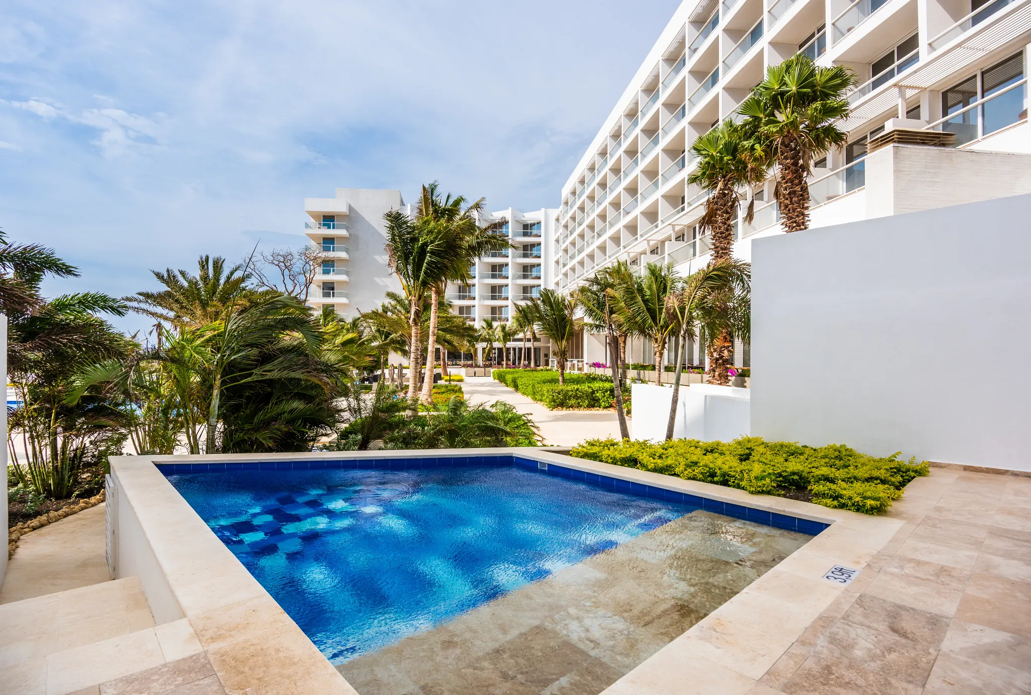 Preferred Club Master Suite Swim-Out Pool — Dreams Karibana Cartagena