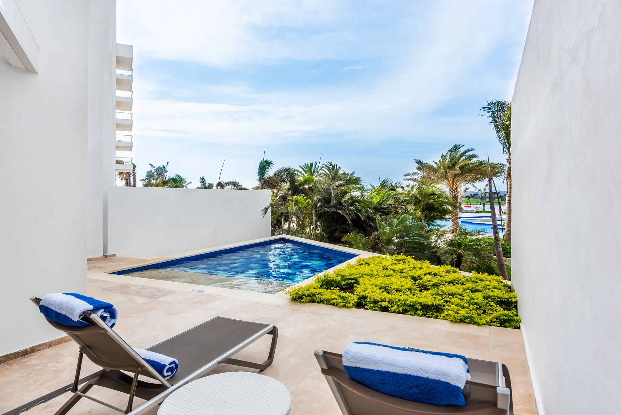 Preferred Club Master Suite Swim-Out Terrace — Dreams Karibana Cartagena