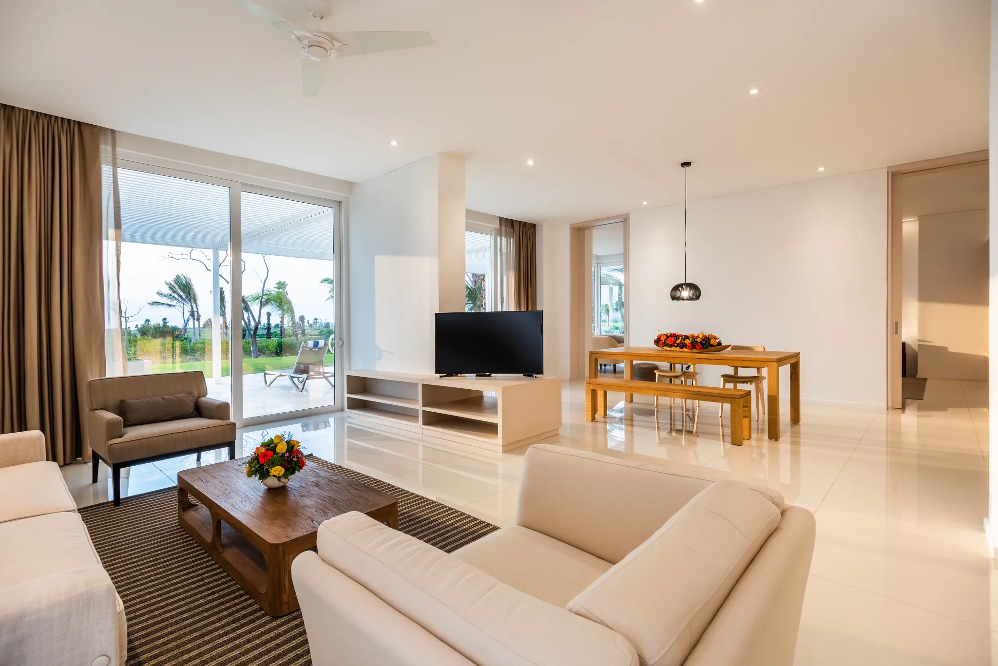Preferred Club Presidential Suite Swim-Out Tropical View Seating Area — Dreams Karibana Cartagena