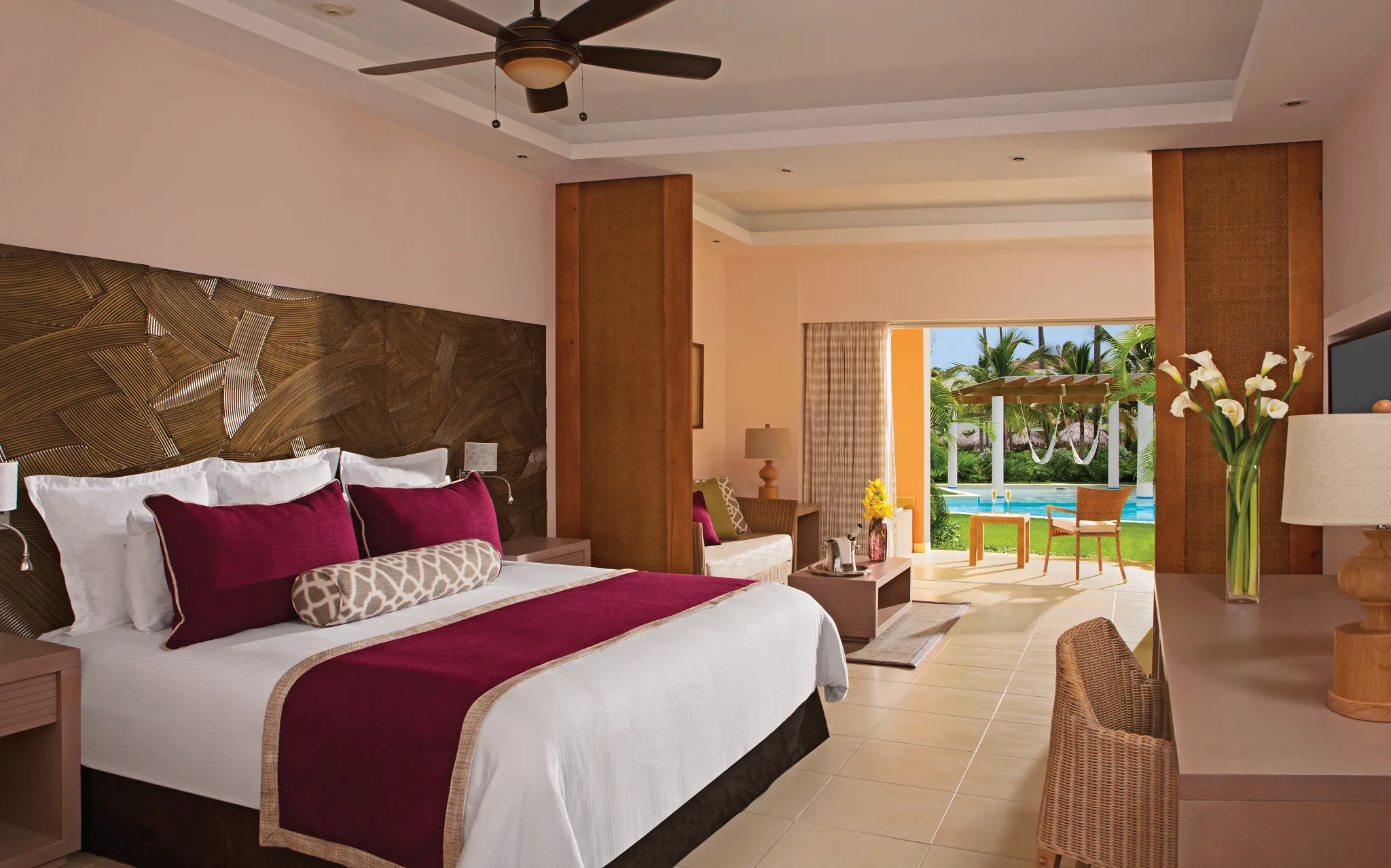 Preferred Club Deluxe Swim Up King Bed