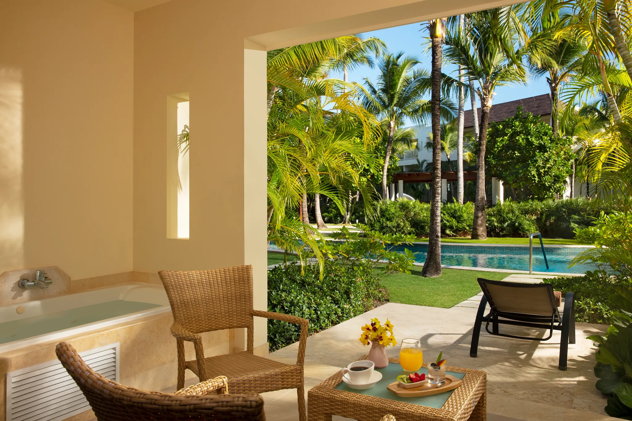 Preferred Club Deluxe Swim Up Dreams Royal Beach