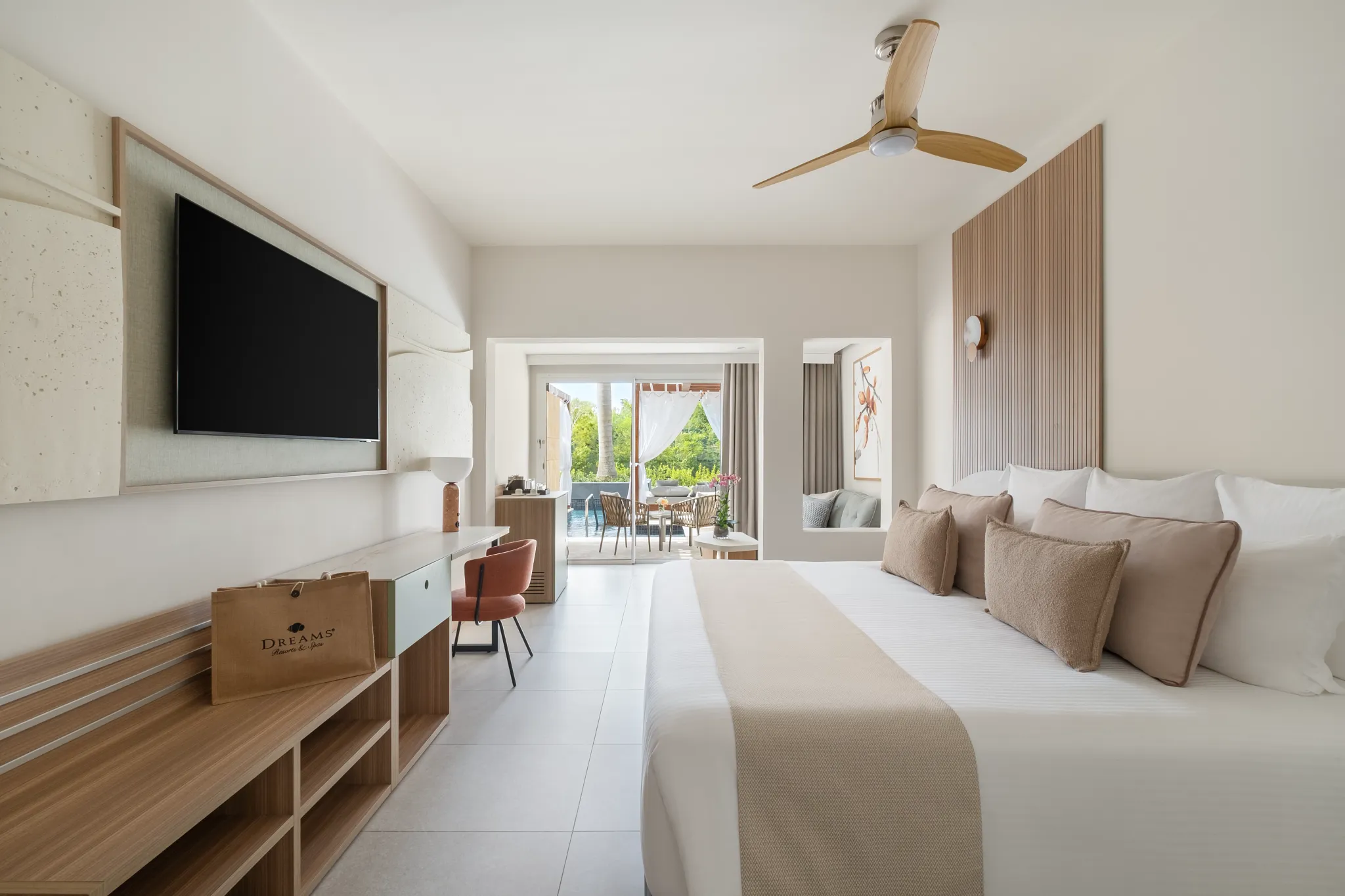 Preferred Club Junior Suite Swim Out King Bed