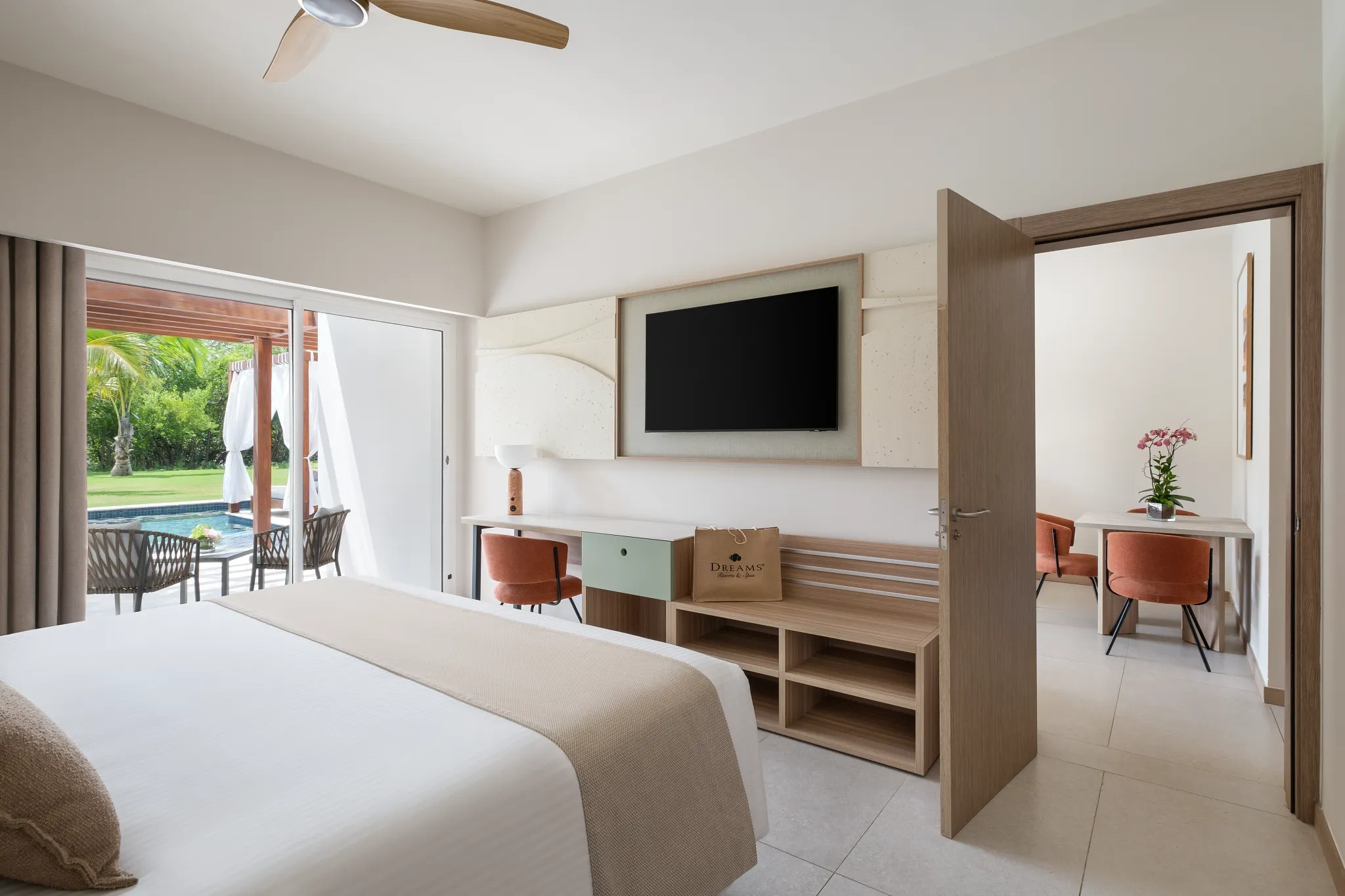 Preferred Club Master Suite Private Pool King Bed