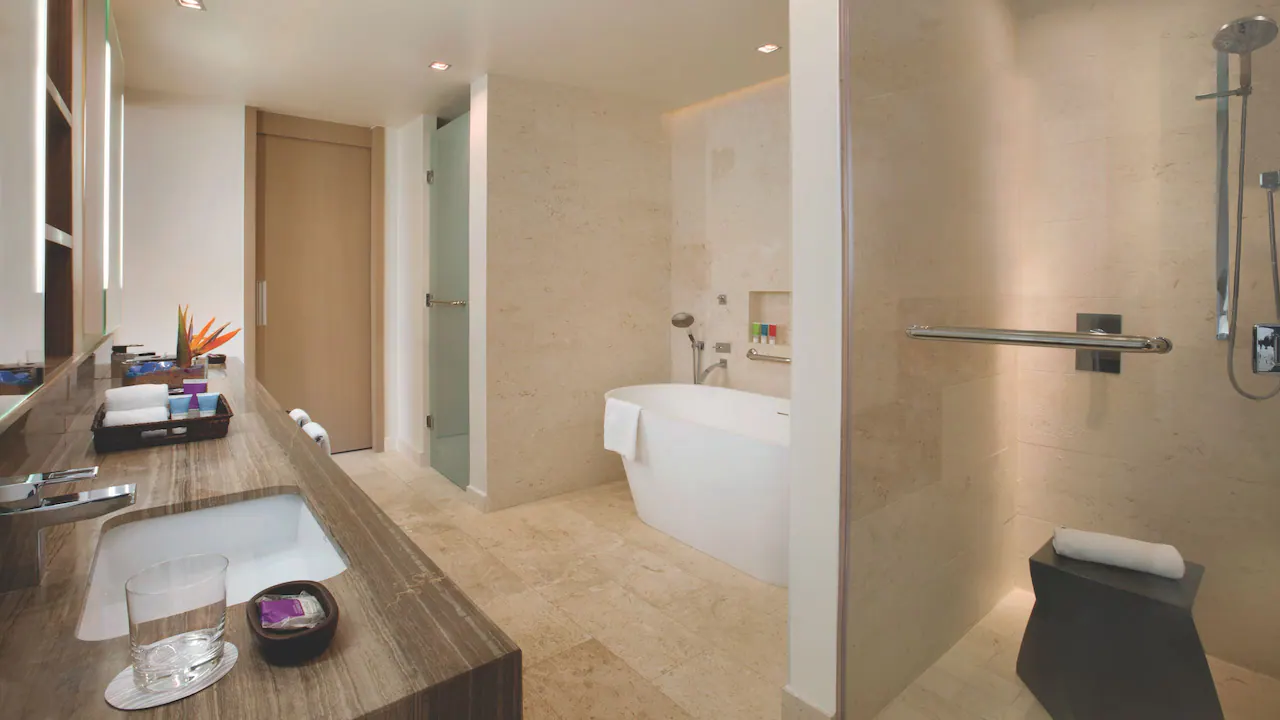 Oceanfront Grand Butler Suite bathroom