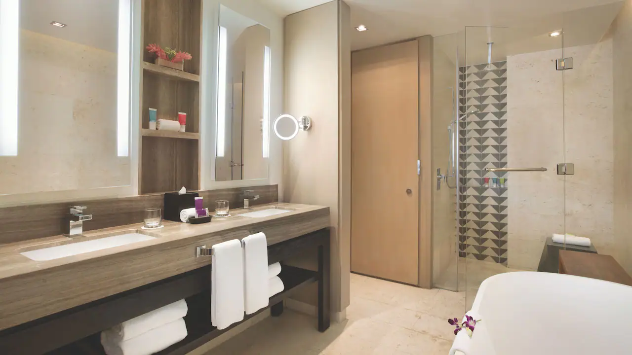 Oceanfront Junior Suite bathroom