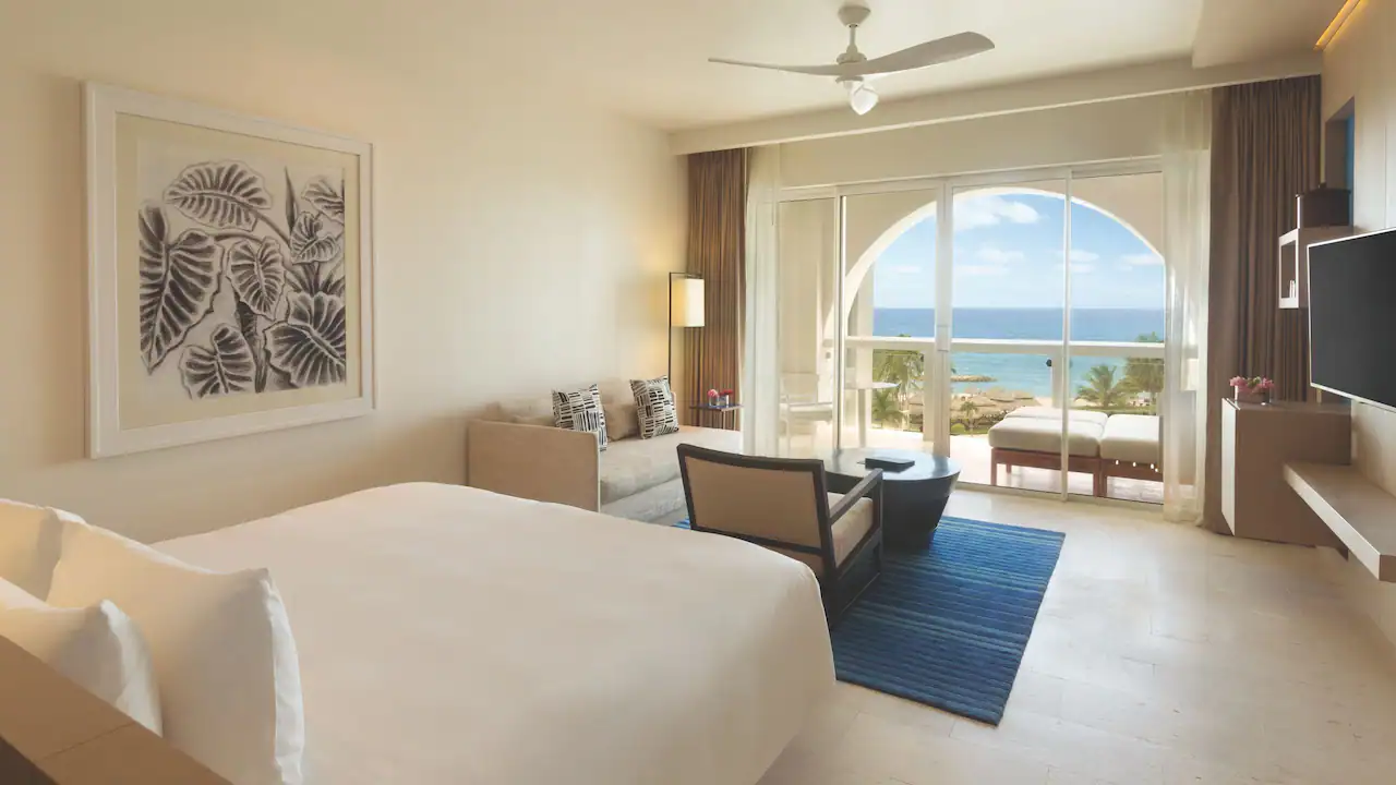 Oceanfront Junior Suite king bed