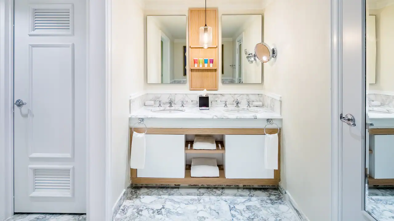 One-Bedroom Oceanfront Butler Suite bathroom