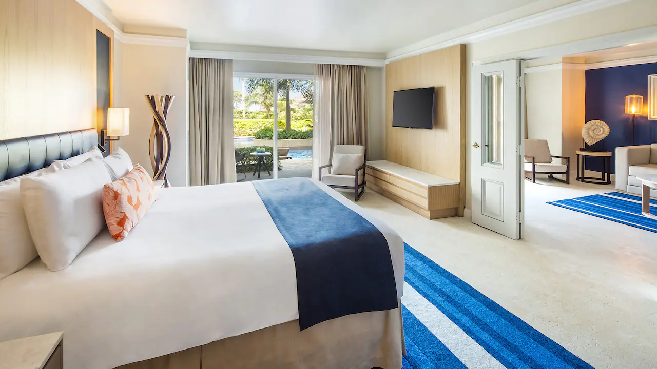 One-Bedroom Swim-Up Suite king bed