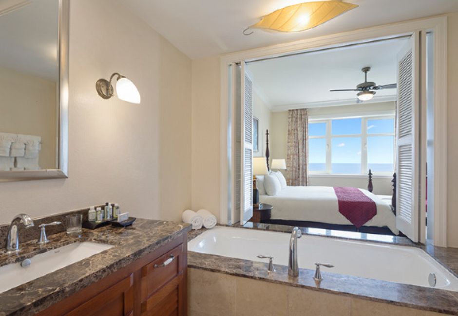 One Bedroom Oceanfront Suite Bathroom