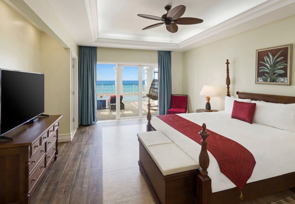 Three Bedroom Oceanfront Butler Villa King Bed