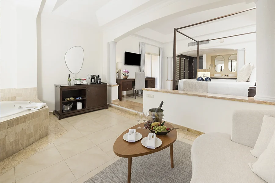 Colonial Jr. Suite Outdoor Jacuzzi