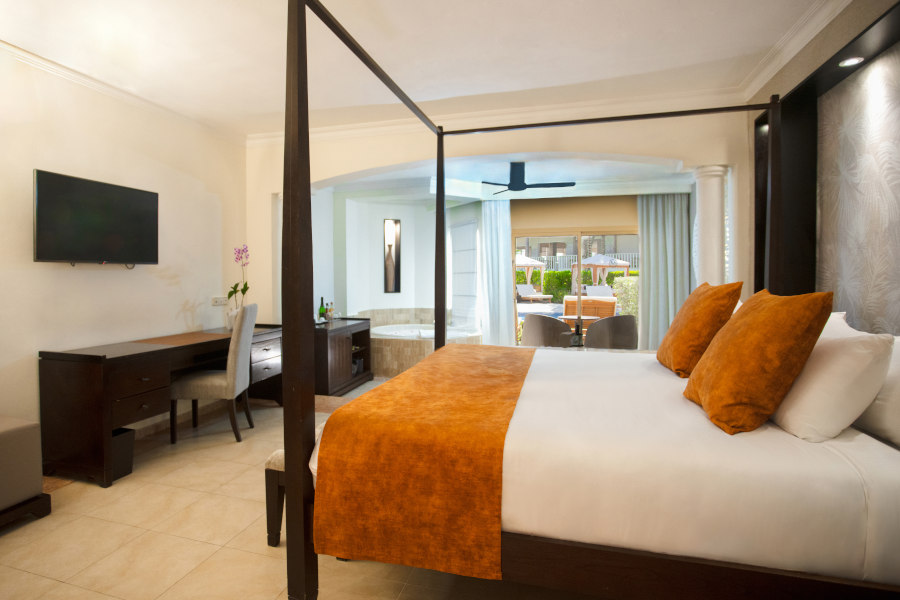 Elegance Club Majestic Jr. Suite Swim Up