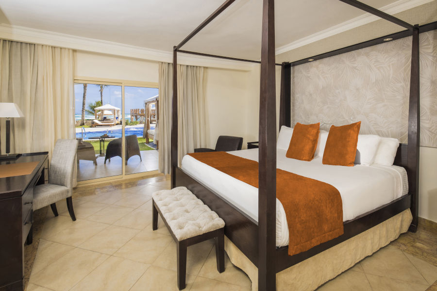 Elegance Club Swim Up Suite Outdoor Jacuzzi