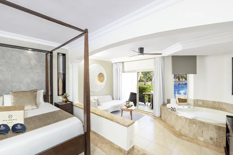 Majestic Jr. Suite Swim Up King Bed
