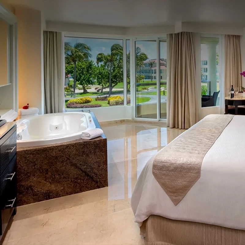 Superior Deluxe Garden View king bed