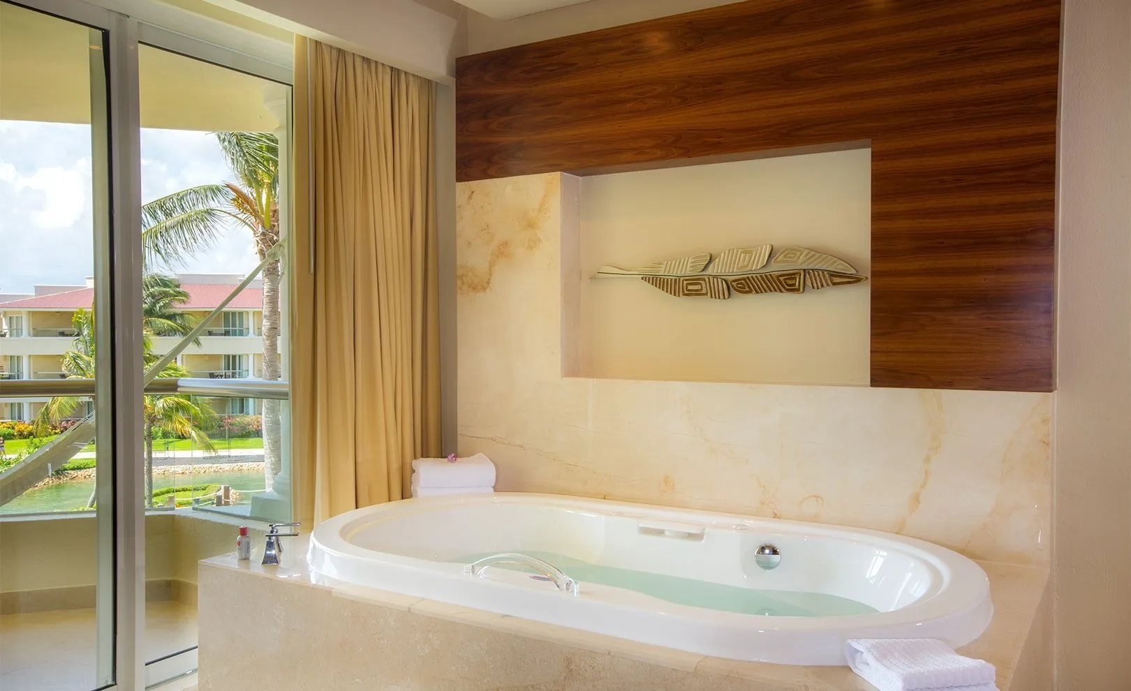 Superior Deluxe Ocean View soaking tub