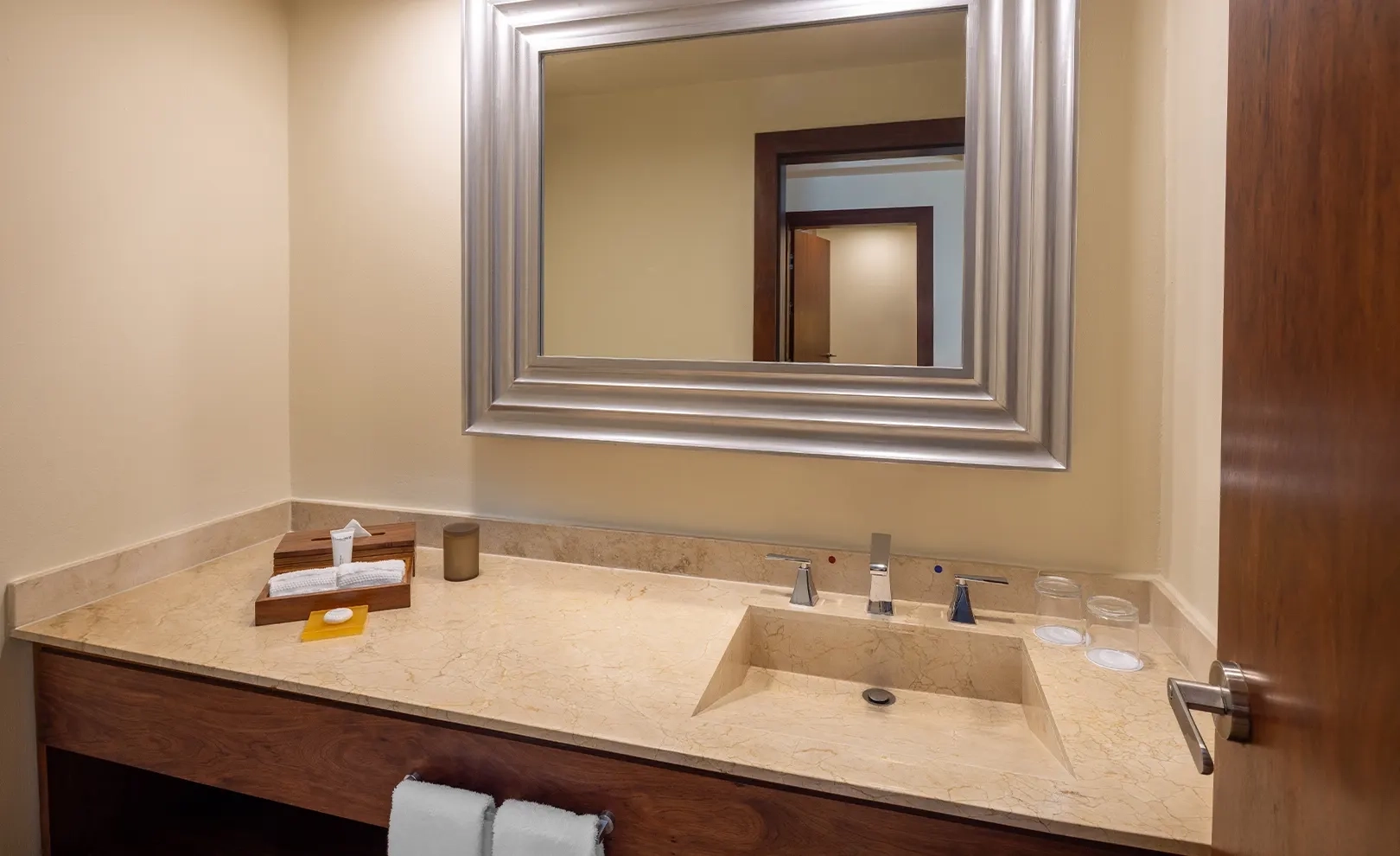 Superior Governor Suite bathroom