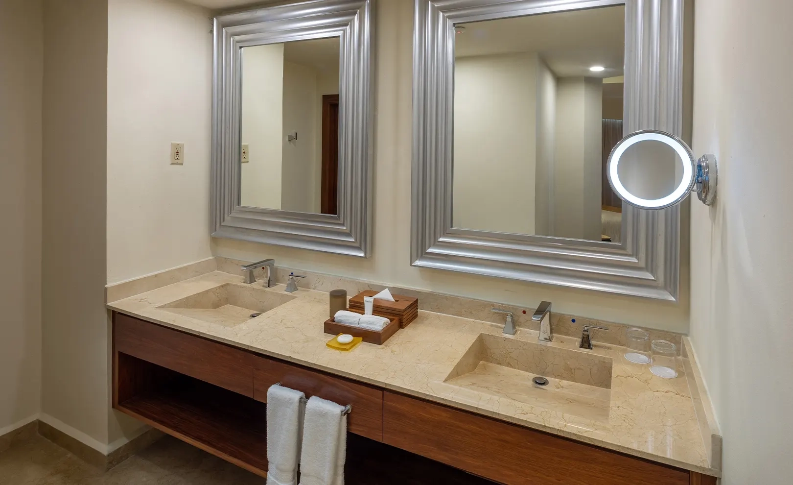 Superior Governor Suite second bathroom