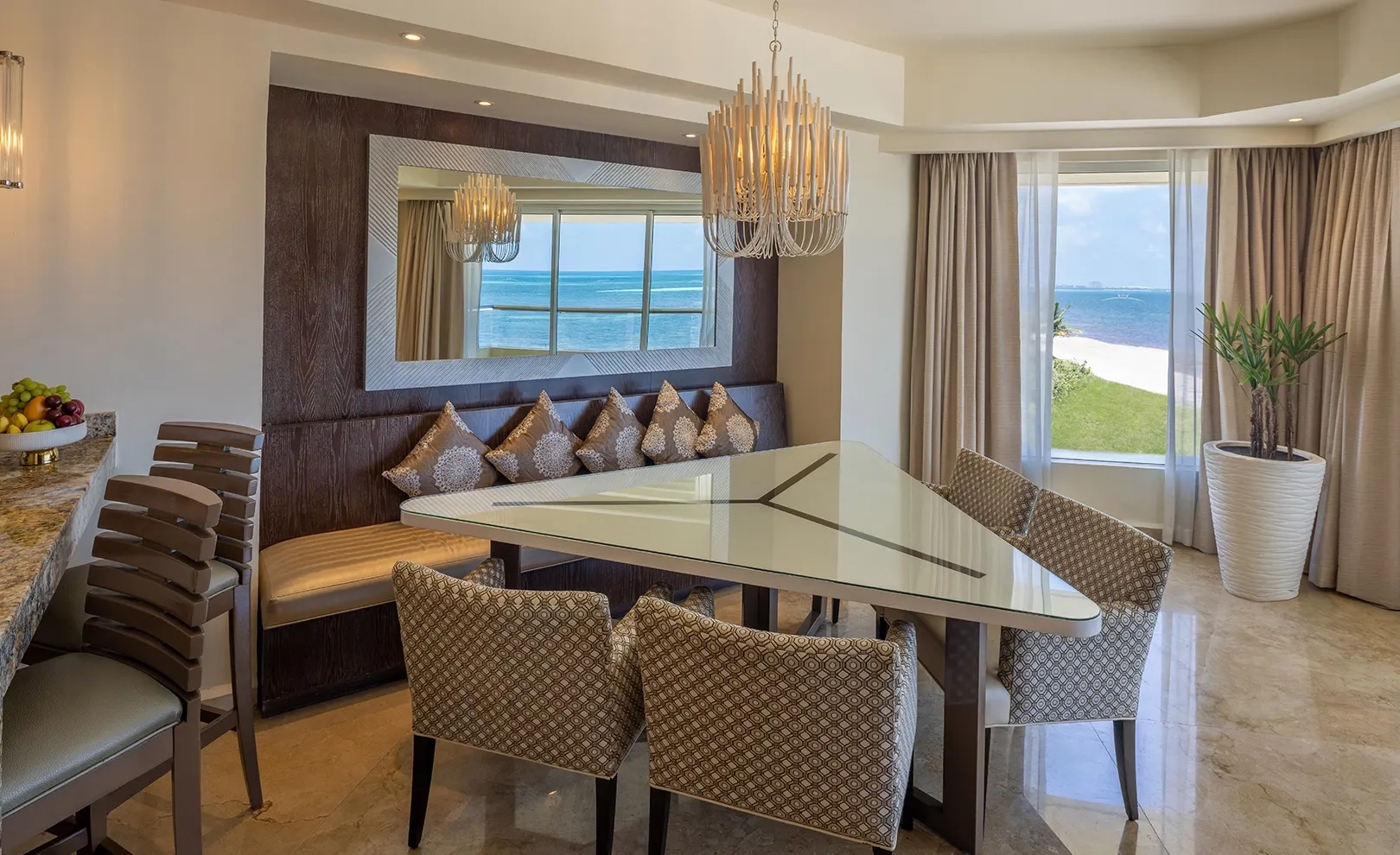 Superior Governor Suite dining area