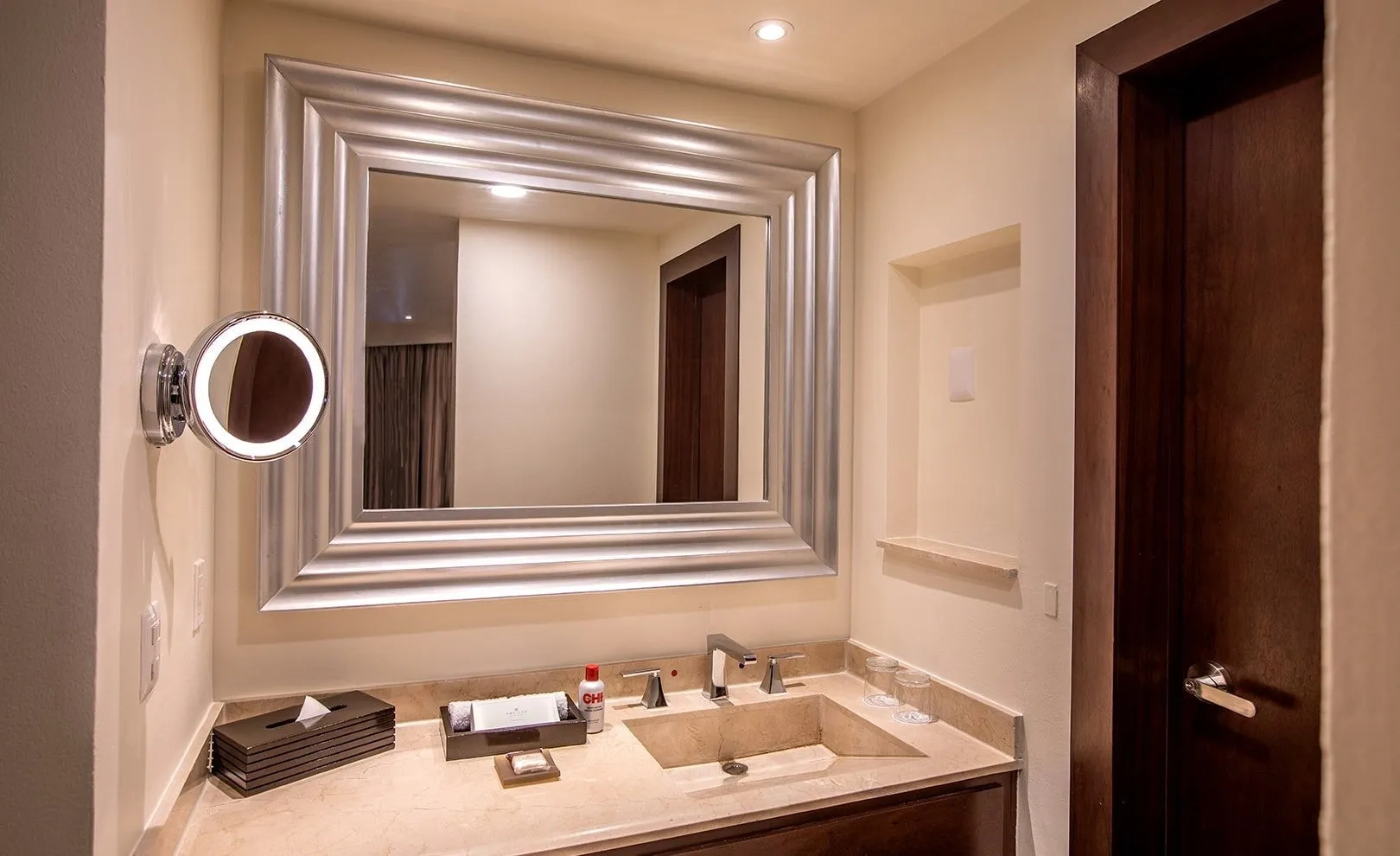 Superior Junior Suite Golf Course View bathroom