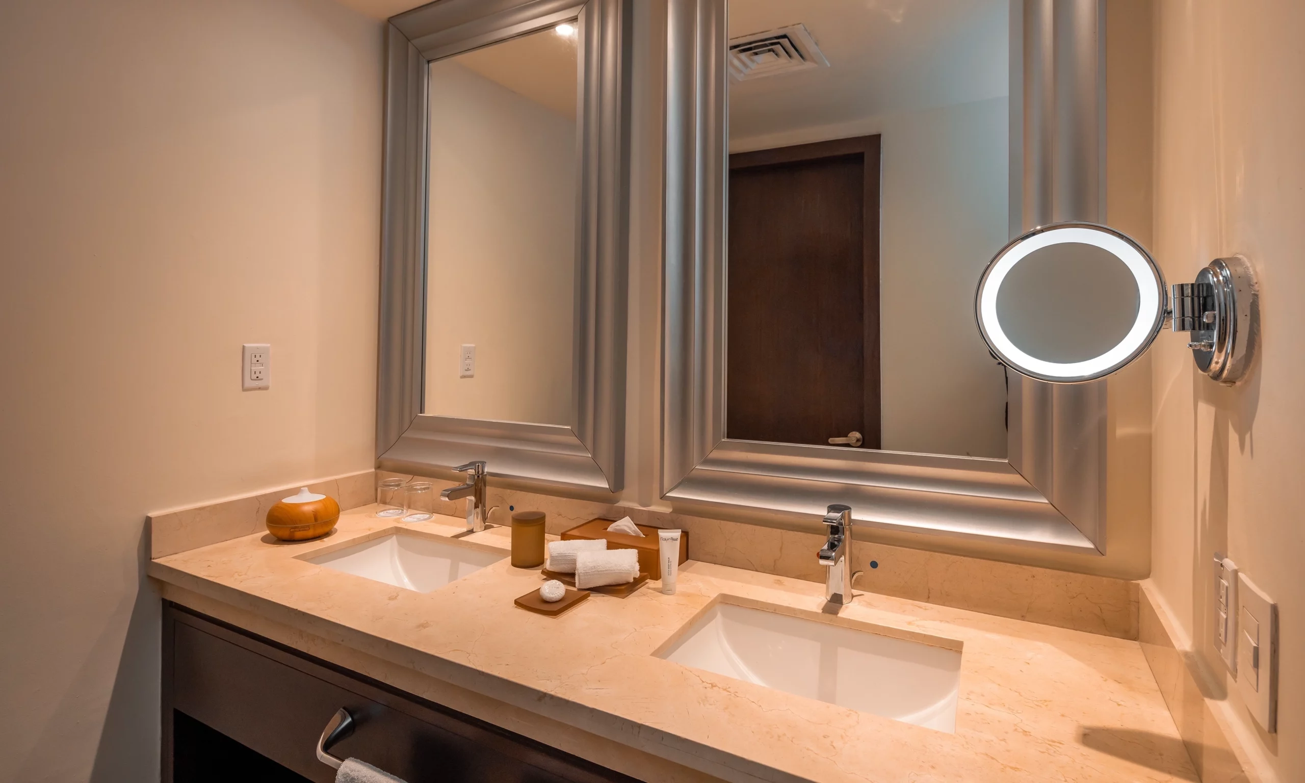 Superior Two-Bedroom Suite Golf Course View bathroom