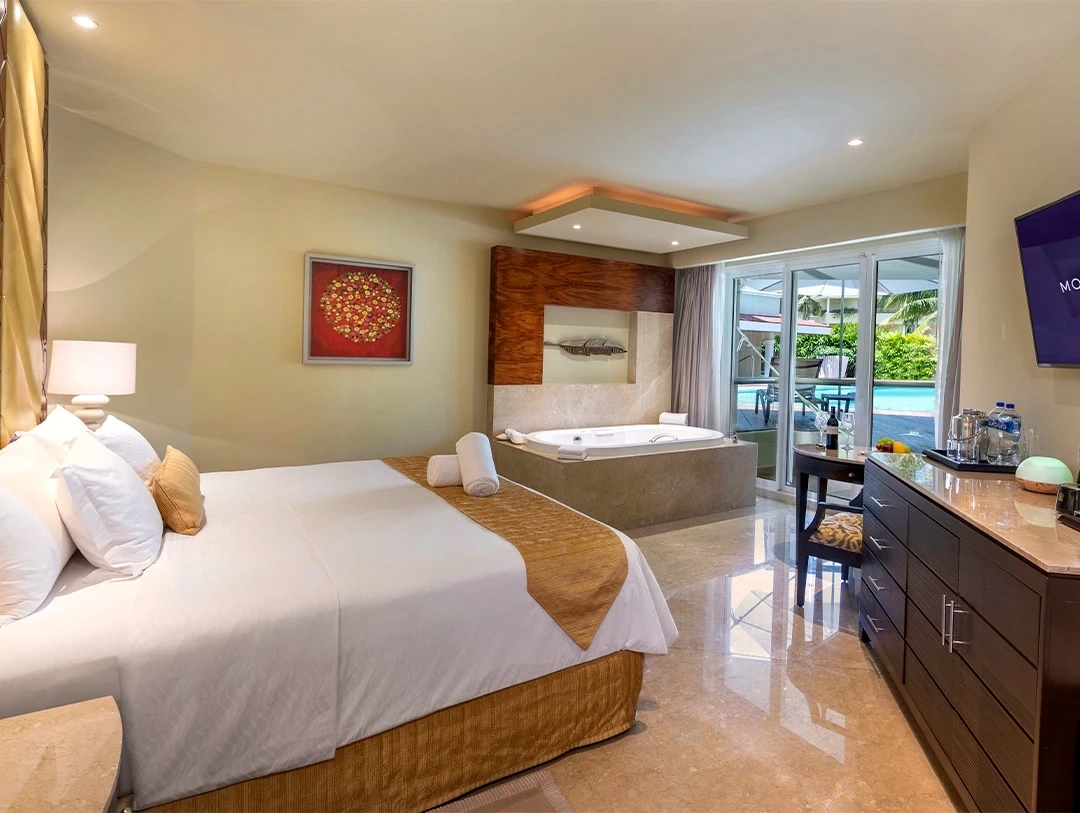 Swim-Up Suite king bed