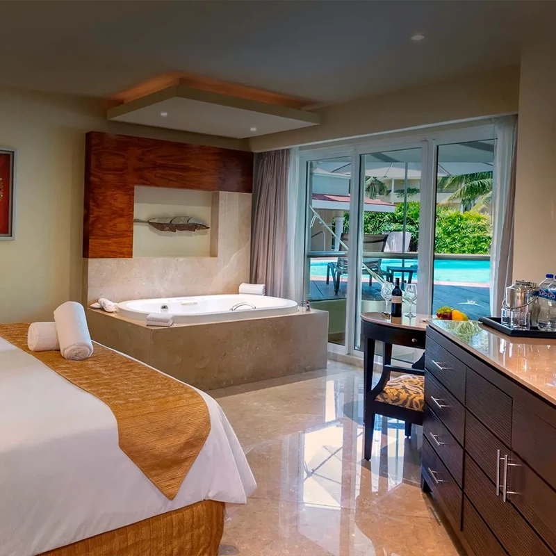 Swim-Up Suite