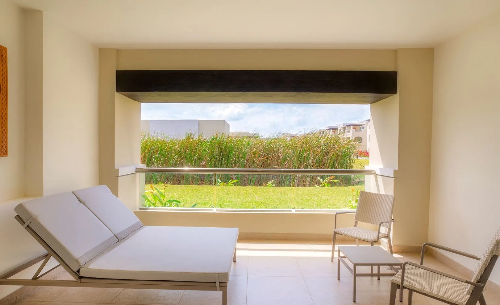 Grand Deluxe Garden View seating area