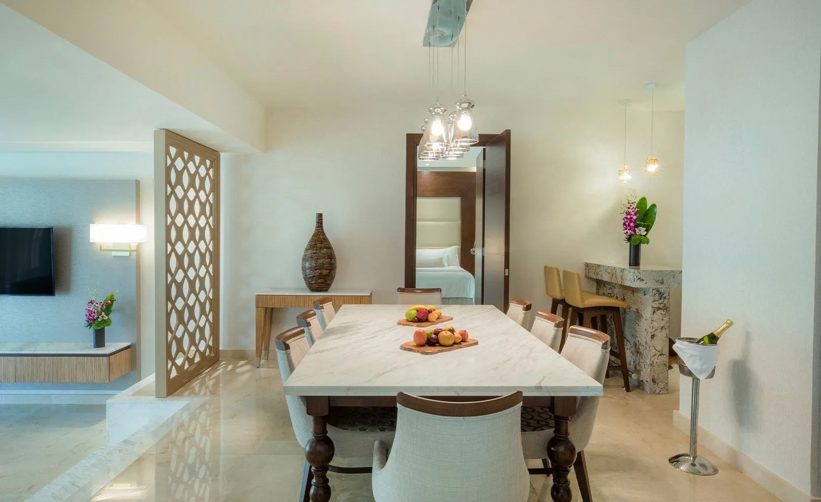 Grand Governor Suite dining area