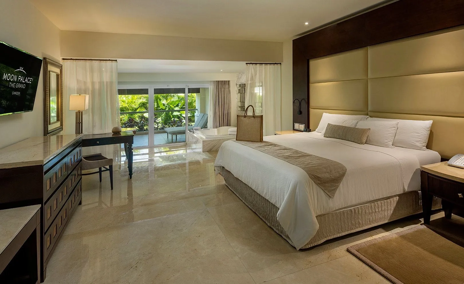 Grand Governor Suite king bed