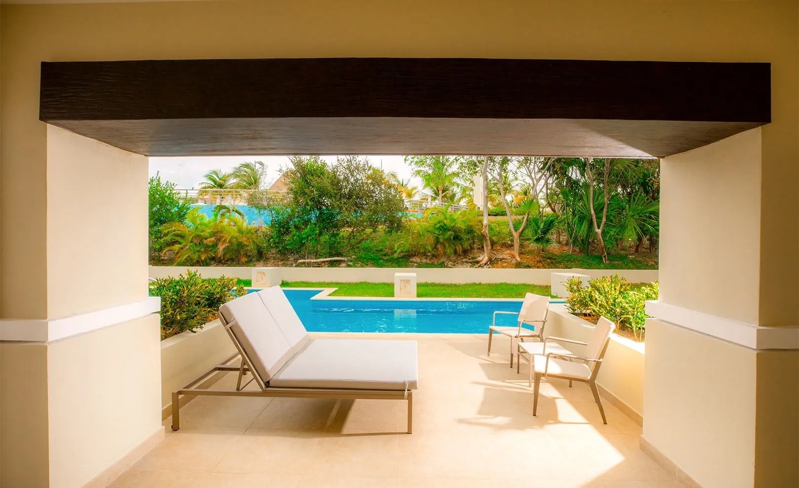Grand Swim-Up Suite pool access