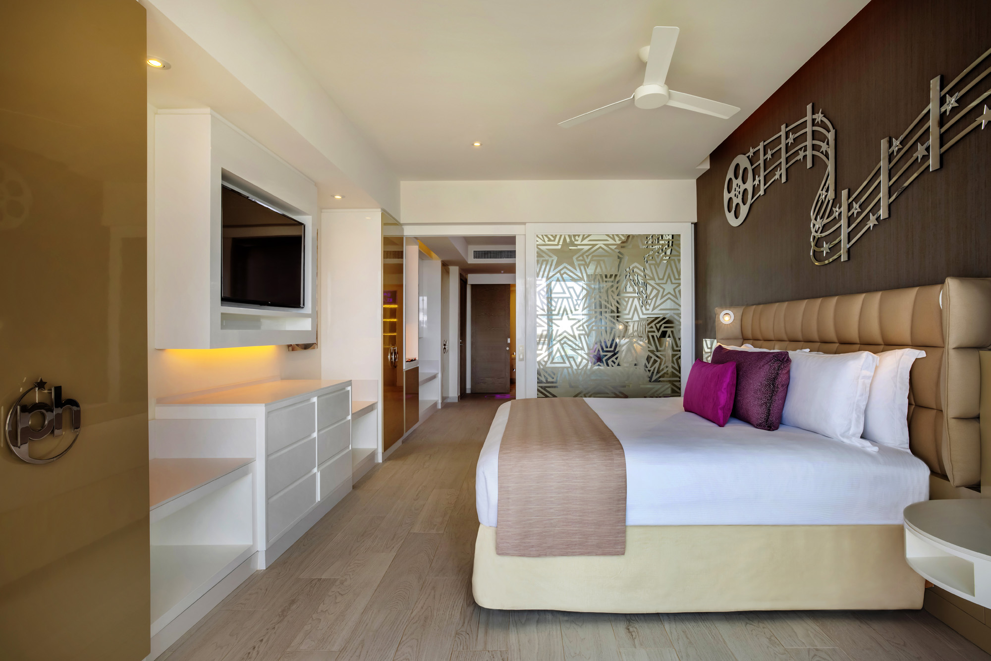 Entourage Suite King Bed — Planet Hollywood Cancun