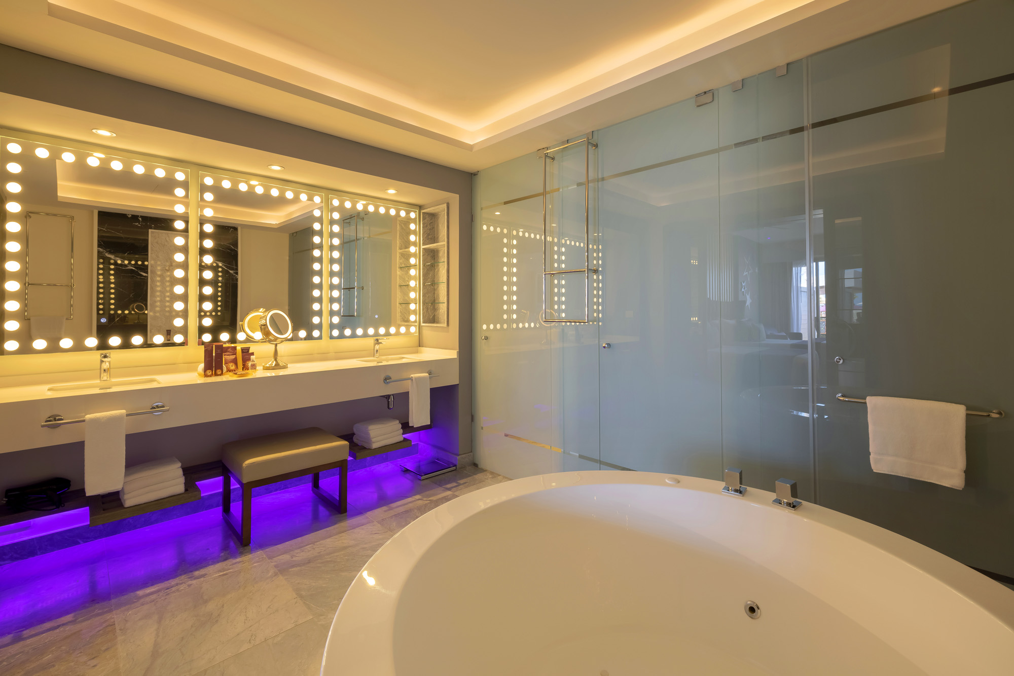 Producer's Suite Three Bedroom Bathroom — Planet Hollywood Cancun
