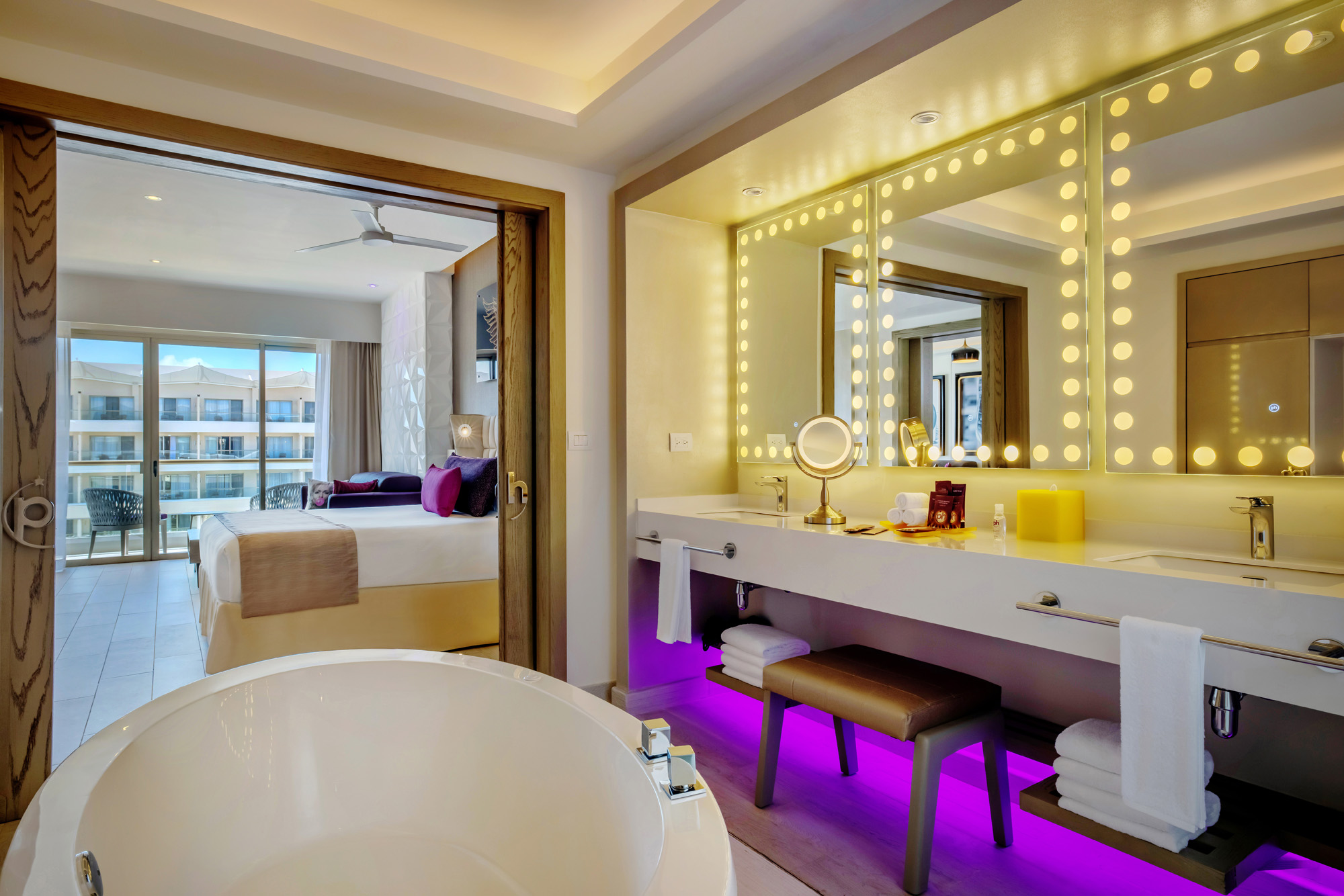 STAR Class Director's Suite One Bedroom Bathroom — Planet Hollywood Cancun