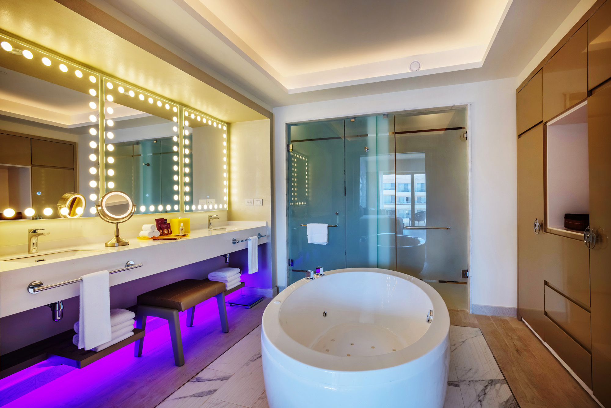STAR Class Director's Suite Two Bedroom Bathroom — Planet Hollywood Cancun