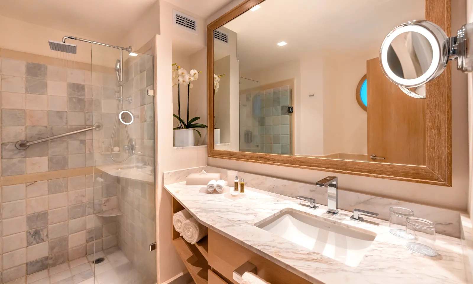 Superior Honeymoon Suite bathroom — Palace Cozumel