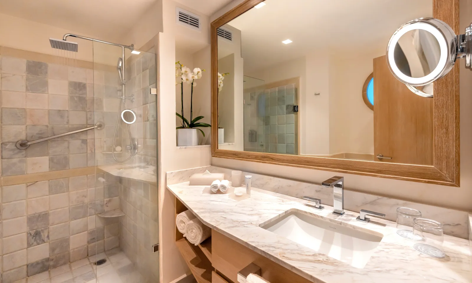 Superior Oceanfront Suite bathroom — Palace Cozumel