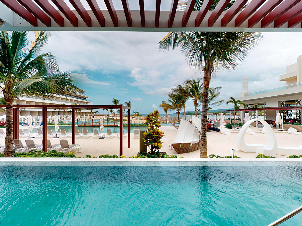 Swim-Out Princess Junior Suite pool access — Princess Grand Jamaica