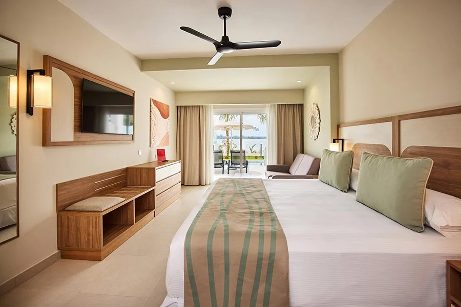 Hotel Riu Negril Double with Swim-Up and Frontal Sea View King Bed