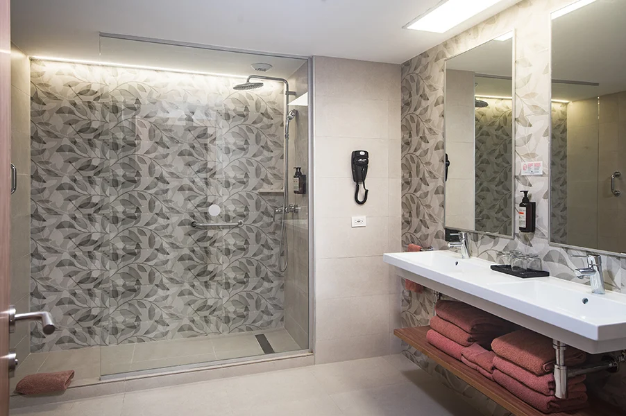 Hotel Riu Negril Family Room 2 Bedroom with Sea View Bathroom