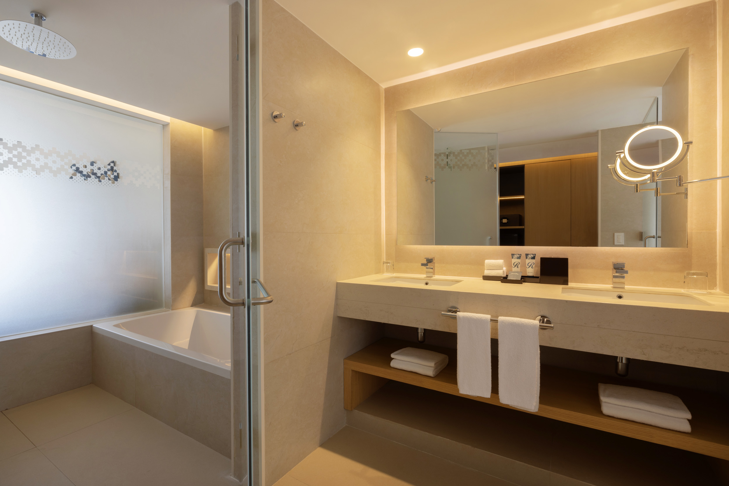 Diamond Club Junior Suite bathroom