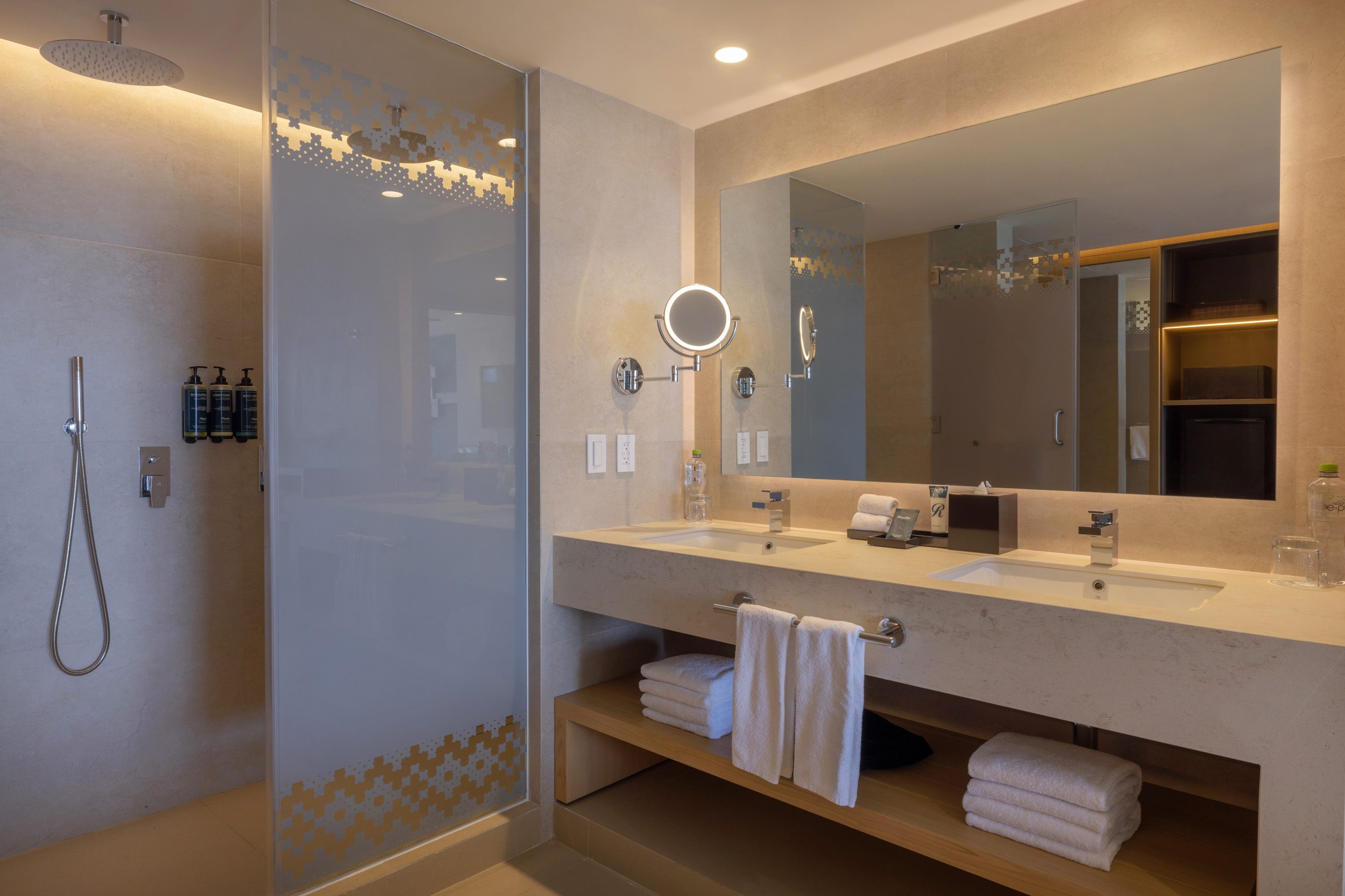 Terrace Jacuzzi suite second bathroom view