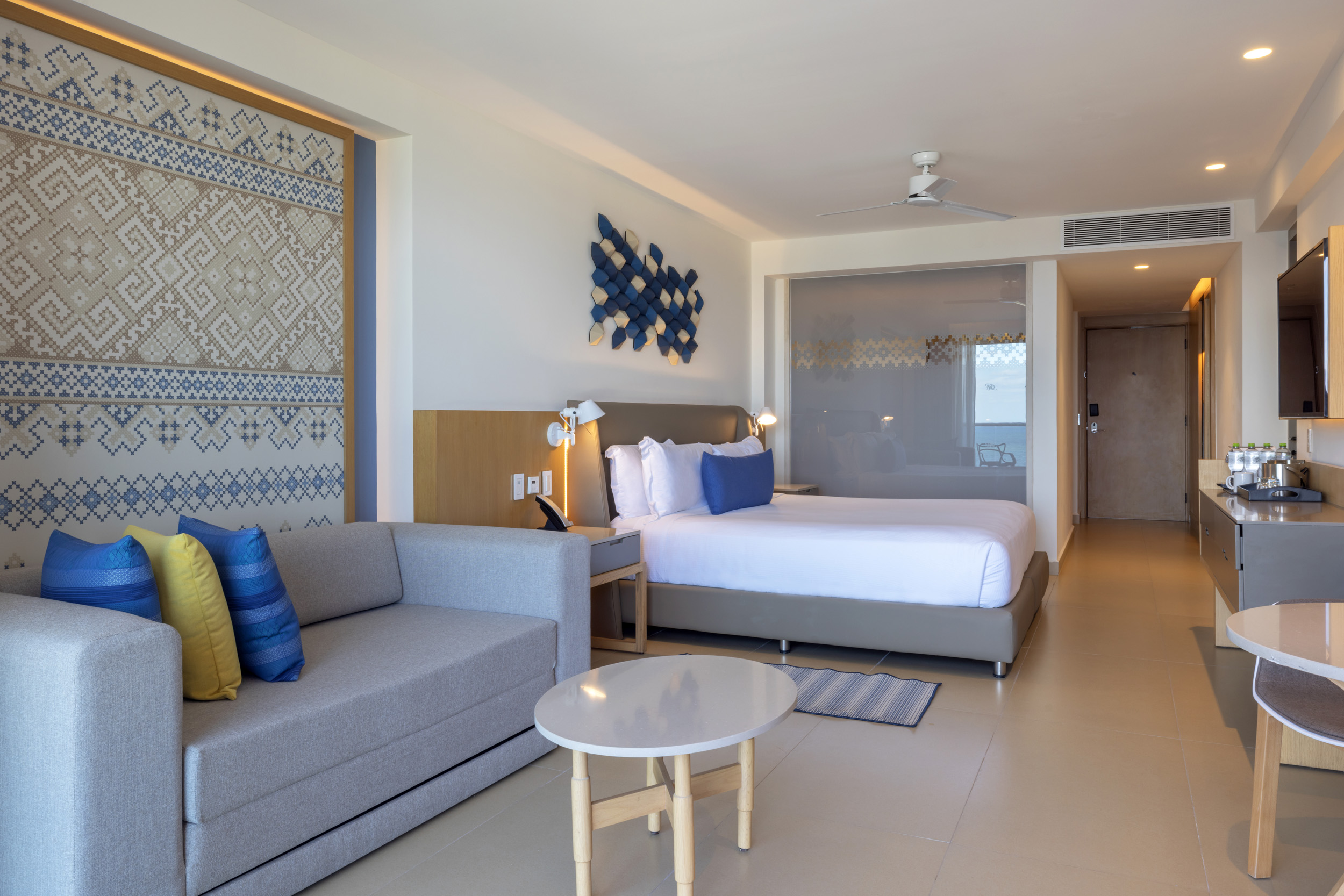 Swim-Out suite king bed