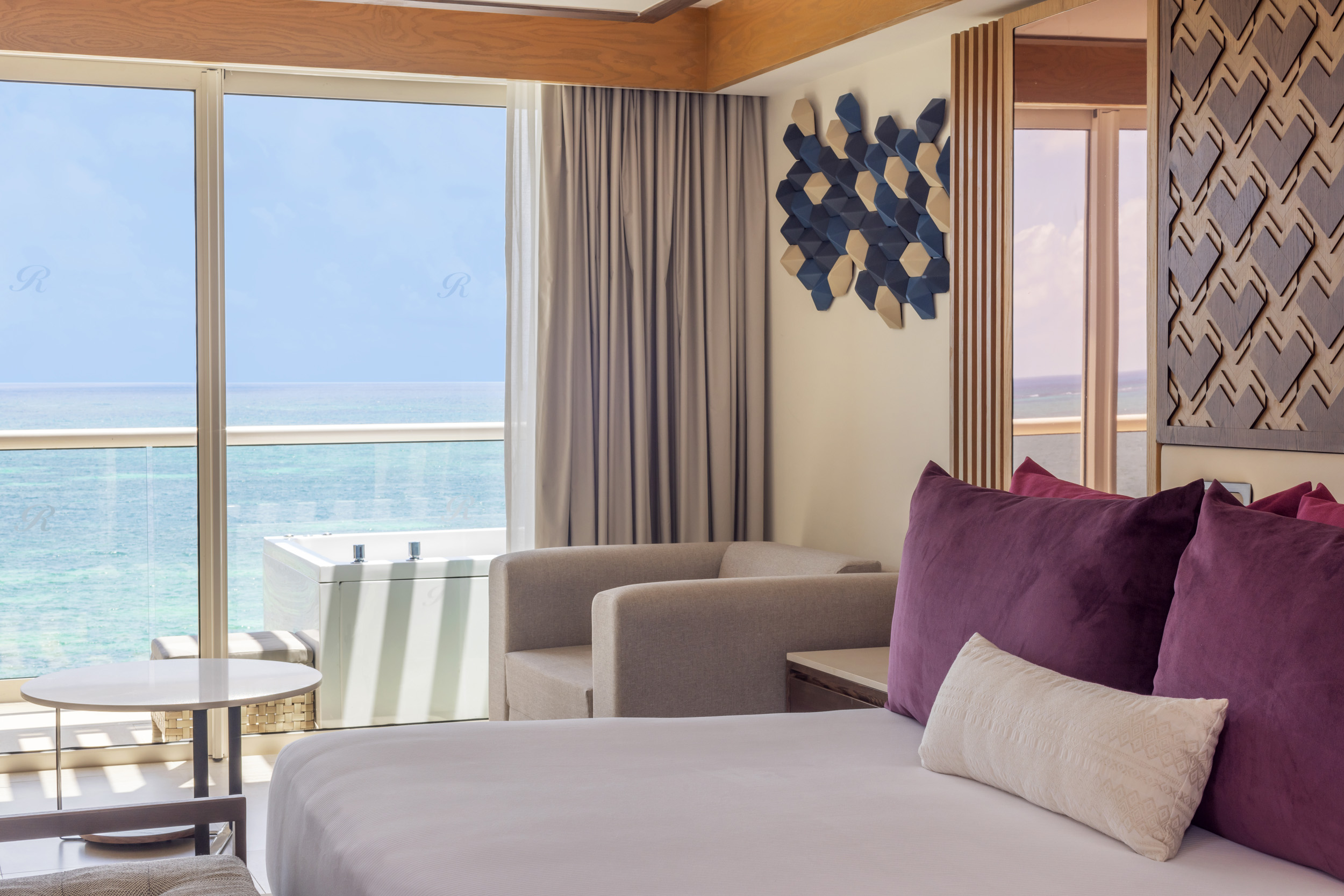 Diamond Club Presidential One-Bedroom Suite Ocean Front king bed