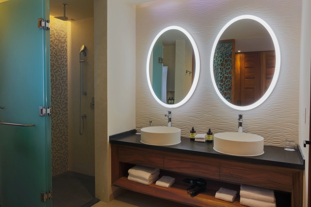 Platinum King Junior Suite Bathroom — Sandos Playacar