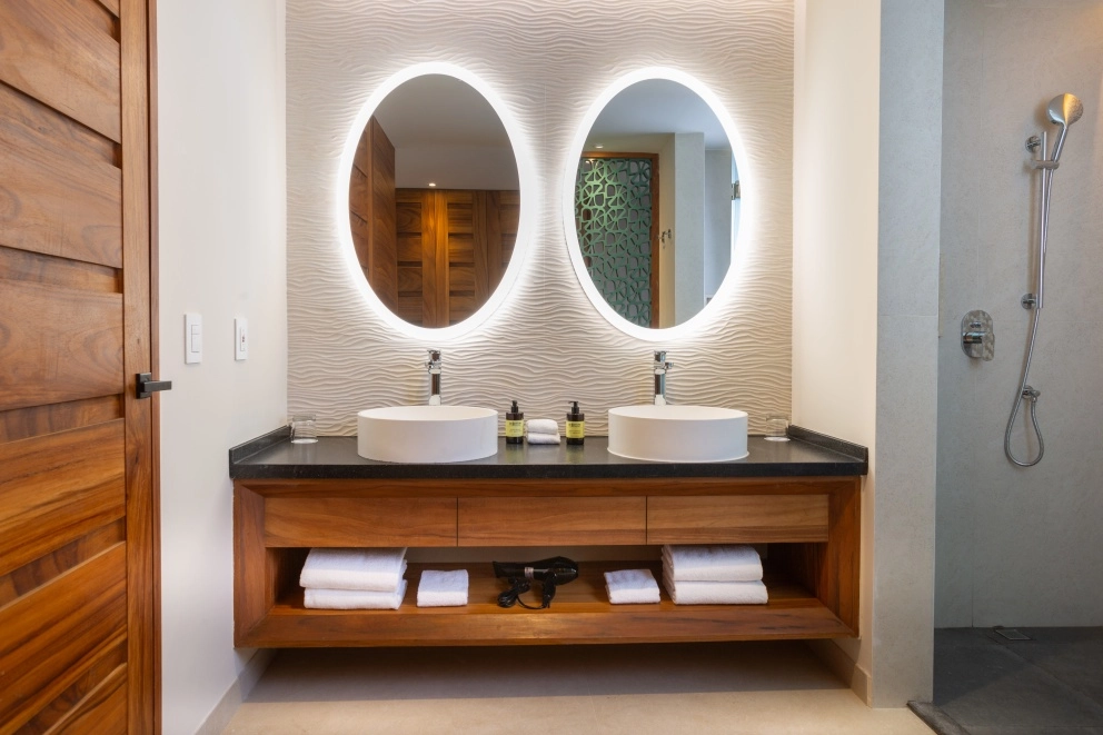 Platinum King Junior Suite Ocean Front Bathroom — Sandos Playacar