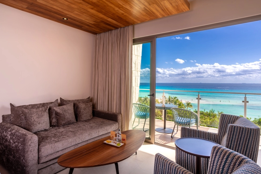 Platinum King Junior Suite Ocean Front Seating Area — Sandos Playacar